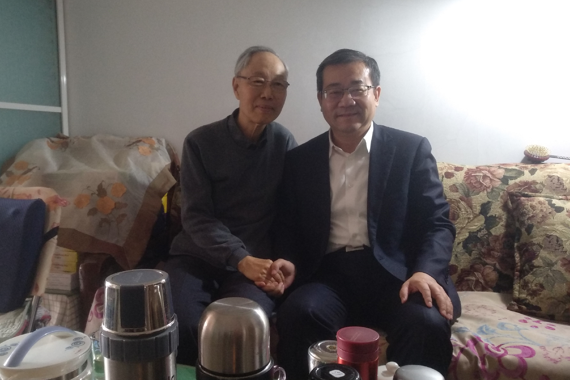 学校领导慰问离休老干部和长期患病退休老同志