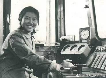 【微博】田桂英，新中国第一位女火车司机。