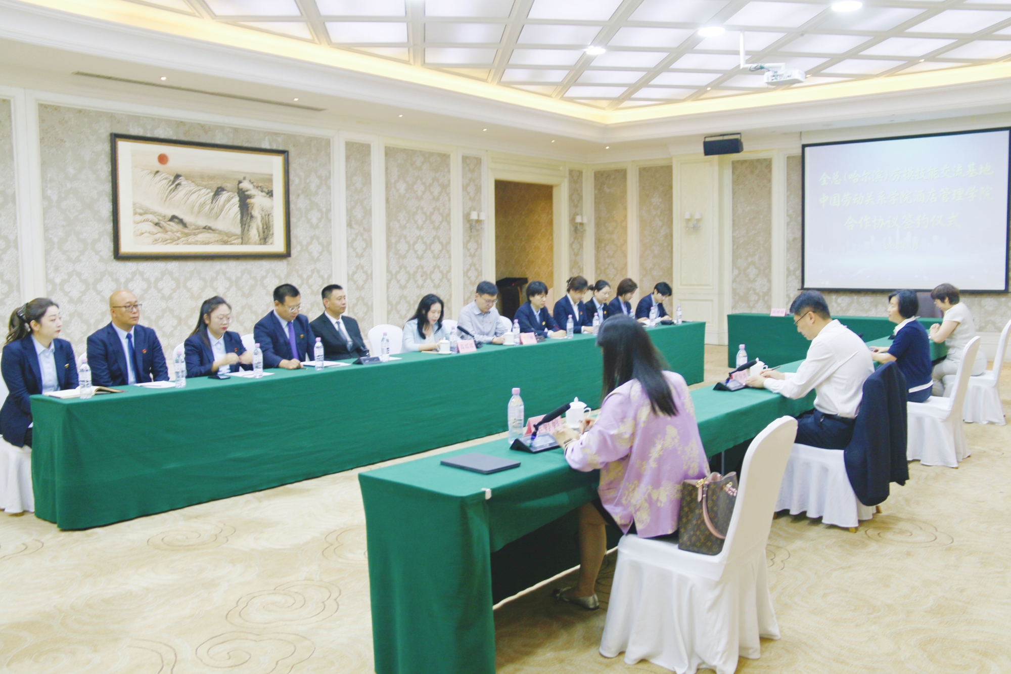 我校酒店管理学院与全总（哈尔滨）劳模技能交流基地签署合作协议
